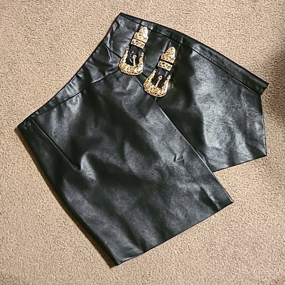 BLACK FAUX LEATHER BUCKLE MINI SKIRT